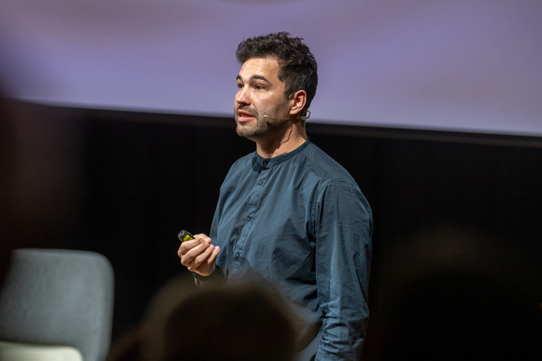 Christophe Guberan du célèbre MIT a fait le déplacement à Delémont © Photo : Claude Gindrat 